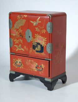 KLEINER CHINESISCHER SCHRANK, als Schmuckkästchen nutzbar, rot lackiert mit goldenen Elementen (Blu