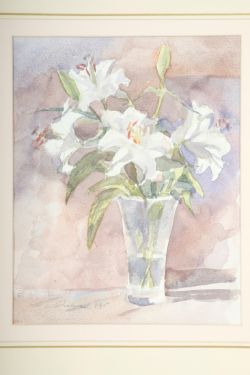 UNBEKANNT "Weiße Lilien" in einer Glasvase, im Hintergrund Lilatöne, Aquarell auf Papier, 1995, PP,