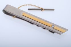 KRAVATTENHALTER MEISTER RADOLFZELL Titan mit Gelbgold 750, Streifen-Dekor in Gold abgesetzt, ein Br