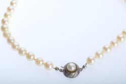 PERLENKETTE Perlen (D 7mm) einzeln geknüpft mit schöner Strahlkraft, Verschluss 835 Silber besetzt 