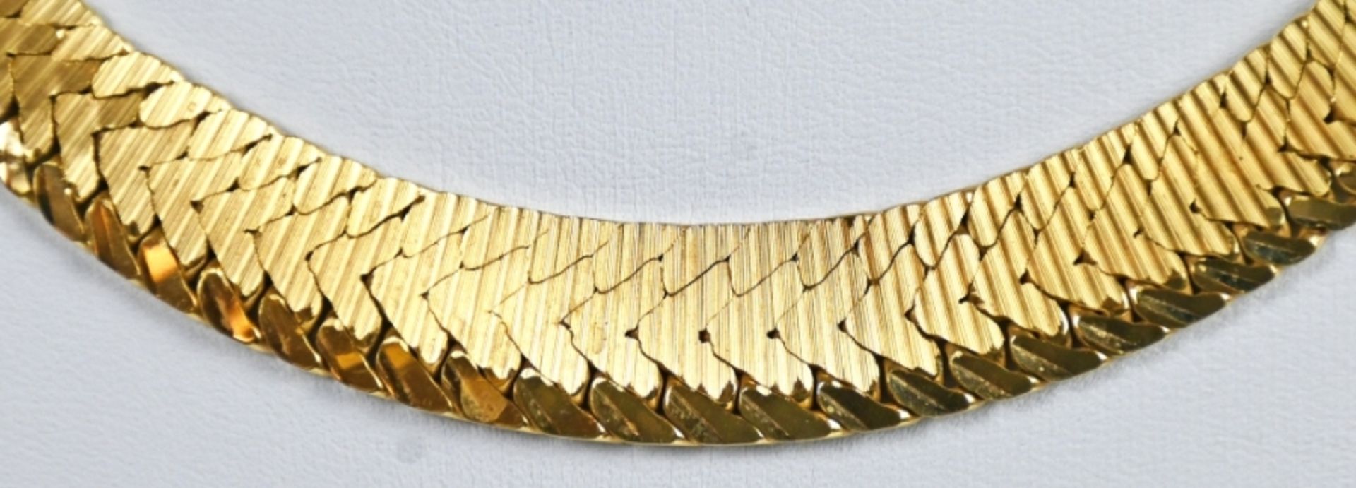 COLLIER flaches, poliertes Band aus kleinen geometrischen Gliedern im Verlauf, Kastenschloss mit Si - Image 3 of 3