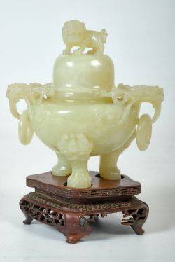 JADE Parfümbrenner, mit Ständer und Deckel, China 11x19x8cm