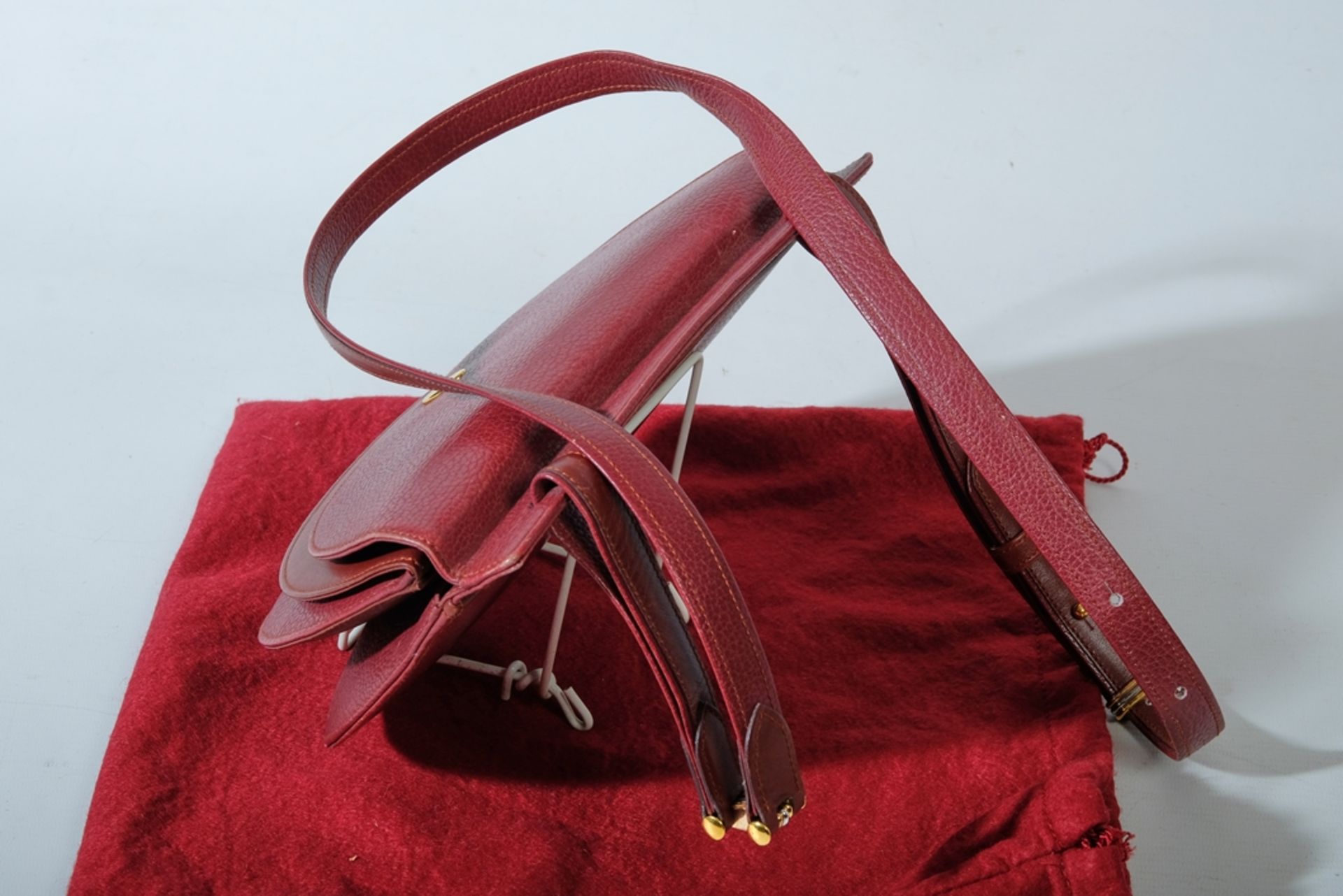 HANDTASCHE CARTIER bordeauxrotes Leder, klassische halbrunde Form, verstellbarer langer Schultergur - Bild 2 aus 3
