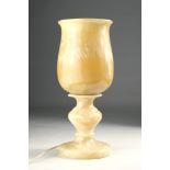 ALABASTER-SET Vase, bauchige Form; Lampe, elektrifiziert, warmes Licht