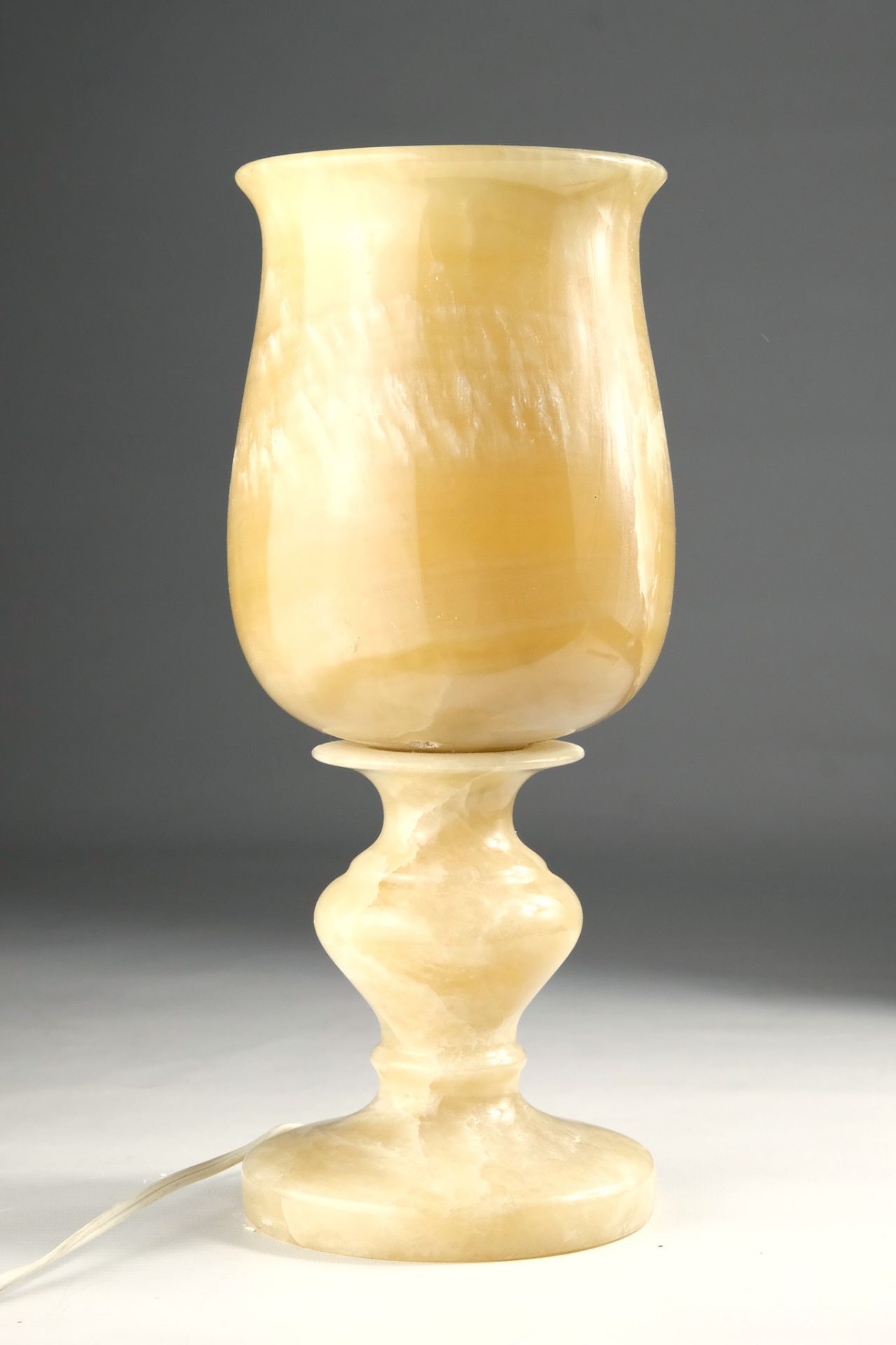 ALABASTER-SET Vase, bauchige Form; Lampe, elektrifiziert, warmes Licht