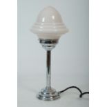 TISCHLAMPE, Tischlampe 1920er-Jahre, verchromt mit weißem Glasschirm, Höhe: 42cm, Durchmesser Glass