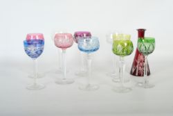 10 Römer (Weingläser) und 1 Vase, Kristallglas geschliffen, verschiedene Farben und Formen; bester 