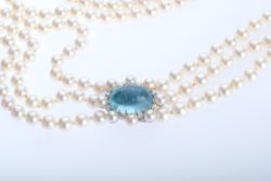 PERLEN-COLLIER dreireihig mit Akoya-Perlen, AAA, D um 7mm, mit großem Aquamarin-Cabochon an der Sch