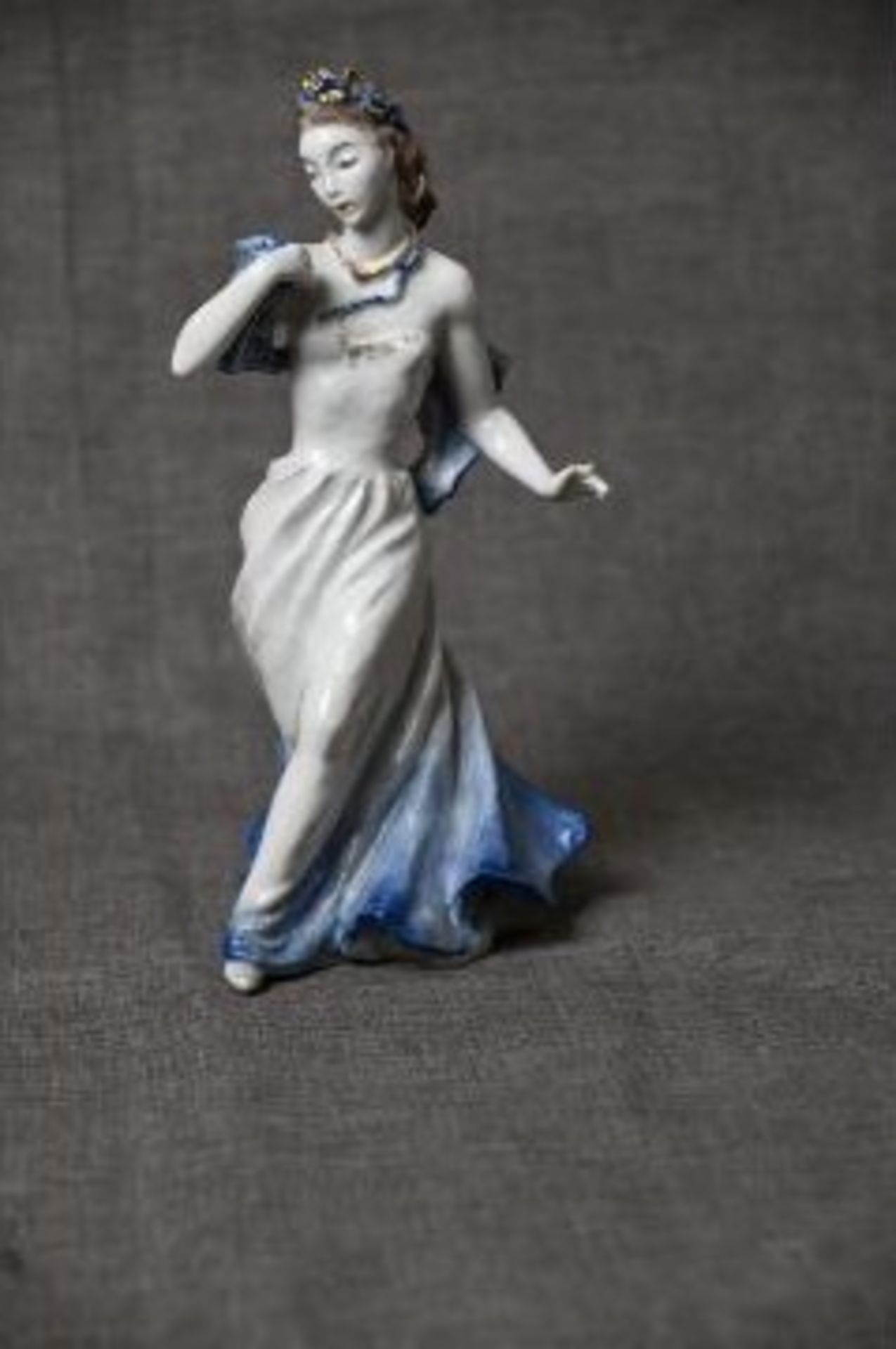 ROSENTHAL, Mädchen im langen Kleid voranschreitend, betitelt "Melodie", Rosenthal, Kunstabteilung S