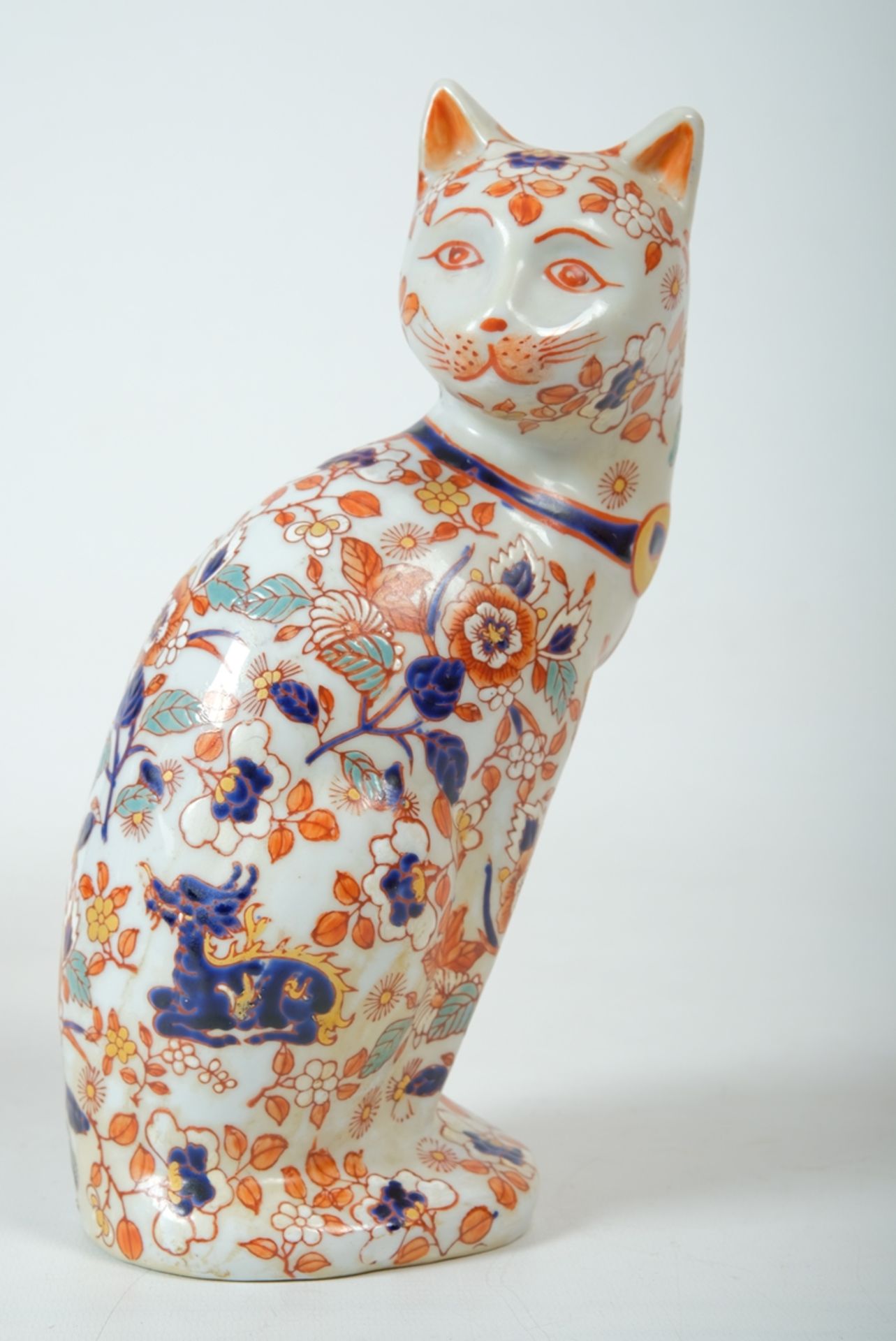 KATZE, Imari-Porzellan, weißer Fond, polychrom bemalt, Japan, 26x10x7cm, 19. Jahrhundert