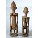 ZWEI AFRIKANISCHE SKULPTUREN, dunkles Holz, vermutlich 1950er Jahre, kleine Skulptur: ca. 70cm hoch