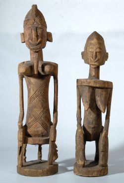 ZWEI AFRIKANISCHE SKULPTUREN, dunkles Holz, vermutlich 1950er Jahre, kleine Skulptur: ca. 70cm hoch