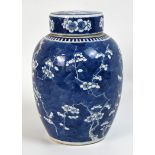 CHINA, Blau-weiße Vase mit Deckel "Pflaume und gebrochenes Eis", Qing-Dynastie, Kangxi-Periode