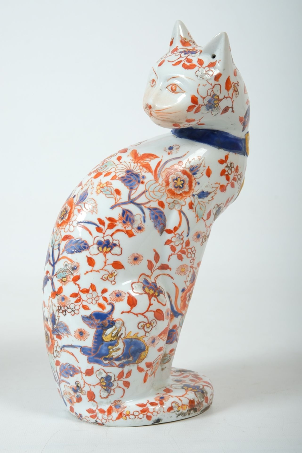 KATZE, Imari-Porzellan, weißer Fond, polychrom bemalt, Japan, 26x10x7cm, 19. Jahrhundert