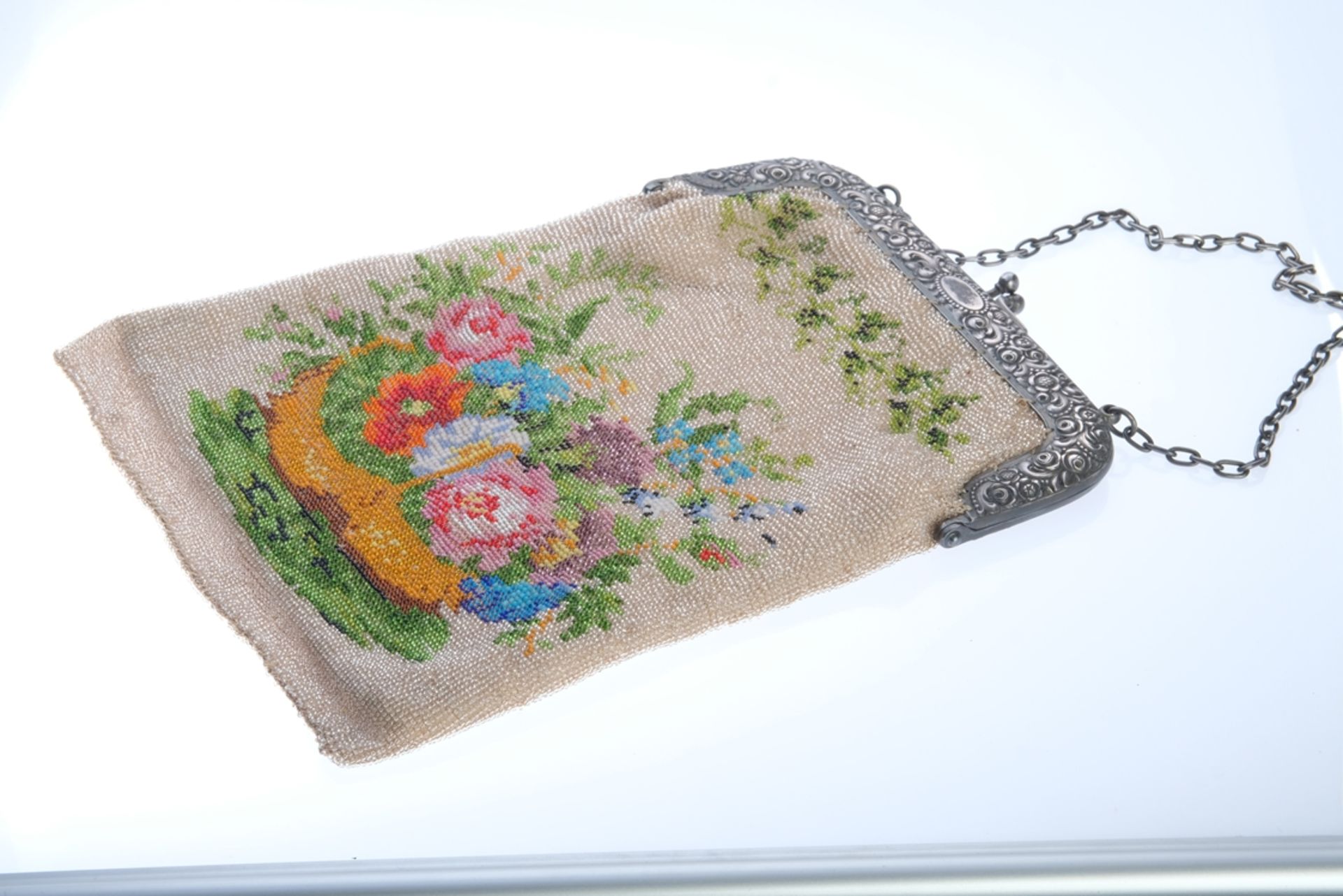 HANDTASCHE besetzt mit vielen kleinen farbigen Perlen, Blumenbouquet Motiv beidseitig, Verschluss S