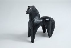 KRÜGER Gudrun (1922-2020) "Pferd", Pferde-Statuette, Gusseisen, um 1960, H 14cm, B 15cm, T 5cm, Ges
