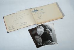 GÄSTEBUCH DES SACHSENWALD-THEATERS, beigelegt sind verschiedene signierte Bilder, 1946-1950