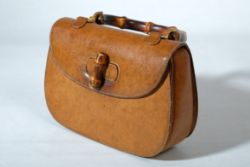 GUCCI BAMBOO-BAG, 1950er Jahre, braunes Leder, Tragegriff und Verschluss aus Bambus, vergoldete Mon