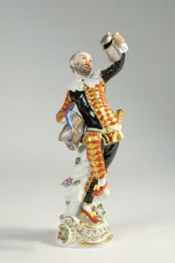MEISSEN Figurine "Harlekin mit Zinnkanne aus der 'Commedia dell'Arte",Porzellan, farbig und gold st