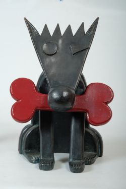 BASCHE Philipp, Kupferskulptur, teilweise bemalt, sitzender Hund mit rotem Knochen im Mund, hergest