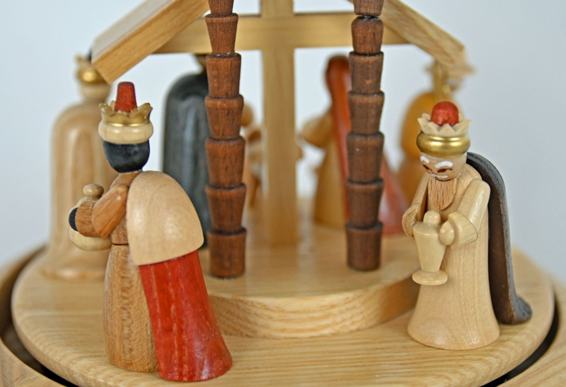 SPIELUHR, Erzgebirge, mit der Geburt Christi und der Anbetung der Heiligen Drei Könige, aus Holz ge - Image 3 of 4