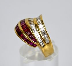 RING geschwungene Form, besetzt mit Rubin-Baguettes und Diamant-Baguettes, je um 1,5ct, Gelbgold 75