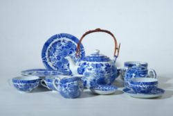 JAPANISCHES TEESERVICE, für sechs Personen, Fine Bone China Porzellan, in blau die Darstellung von