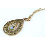 FILIGRANES COLLIER Jugendstil, durchbrochen gearbeitet, mittig kleiner Opal und kleiner Granat, woh