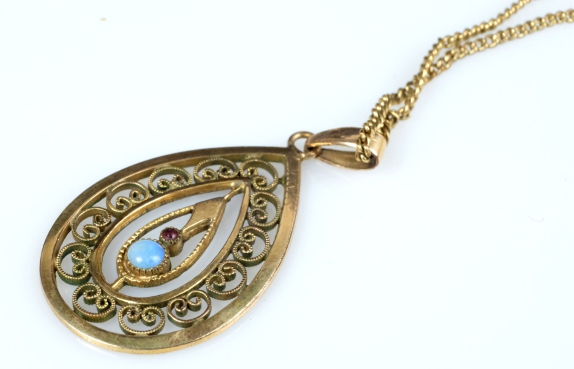 FILIGRANES COLLIER Jugendstil, durchbrochen gearbeitet, mittig kleiner Opal und kleiner Granat, woh