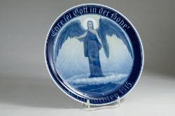 WEIHNACHTSTELLER 1915, Porzellanmanufaktur Fraureuth, Engel mit Palmzweig auf Wolke, darunter Blick