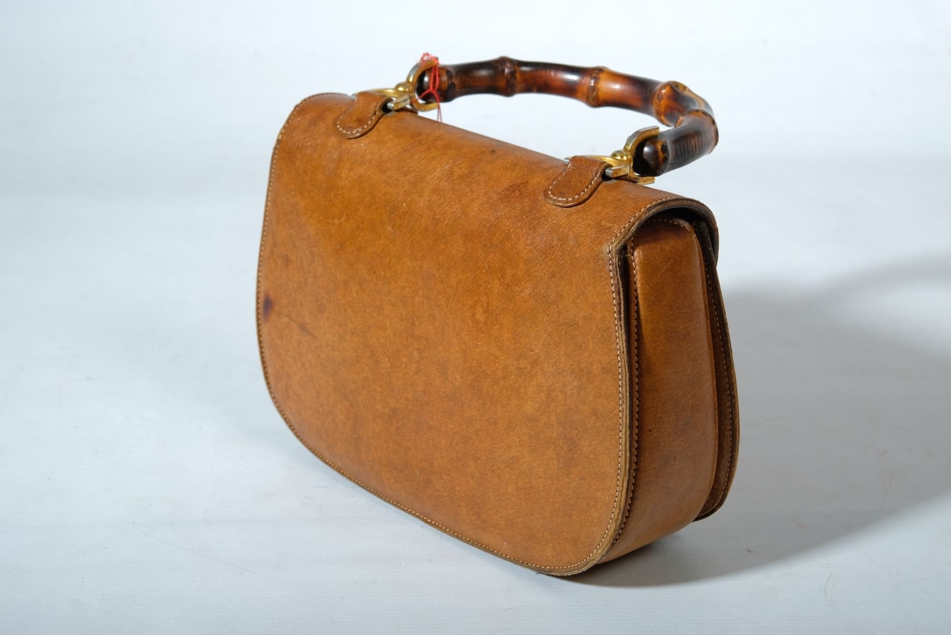 GUCCI BAMBOO-BAG, 1950er Jahre, braunes Leder, Tragegriff und Verschluss aus Bambus, vergoldete Mon - Image 2 of 3