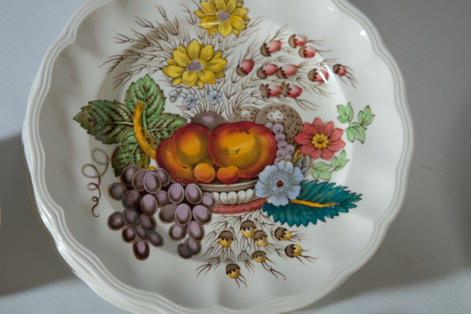 KAFFESERVICE SPODE "Stillleben", Weißes Kaffeeservice mit Blumen und Obst bedruckt, bestehend aus: - Image 2 of 3