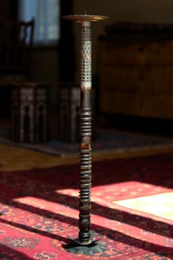 KERZENSTÄNDER, Syrien um 1900, Hartholz, gedrechselt mit Metallbeschlägen, Höhe 60cm 