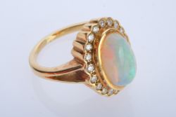 OPAL-RING besetzt mittig mit Opal, um 2ct, schöne Strahlkraft, flankiert von 20 Brillanten, geriffe