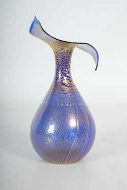 REGIONALES KÜNSTLERGLAS, blaue Vase mit Goldbrokat, 2001, signiert, Manufaktur Greiner-Perth (Grein