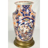 JAPAN, Große Imari-Bodenvase, Messinggefasster Fuß, umlaufend polychrom bemalt in Kobaltblau, Rot,