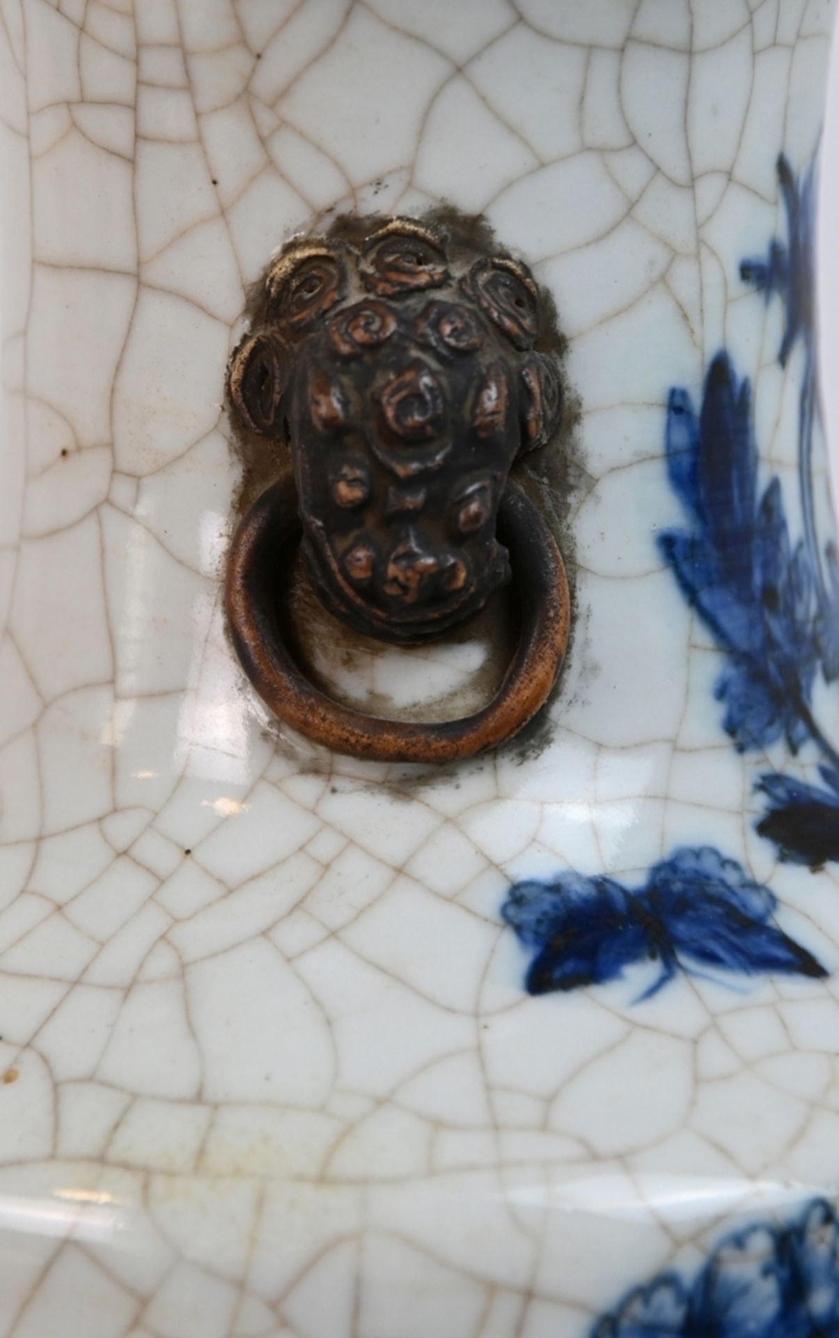 CHINA, Vase, Blaumalerei Pfau in Waldlandschaft, am Hals bronzefarbene Löwenköpfe mit Ringen, Craqu - Bild 2 aus 2