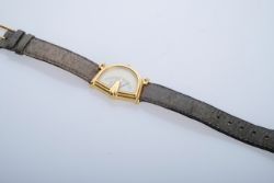 ARMBANDUHR JEAN D'EVE asymmetrische Uhr, Vintage, "Sectora", Gelbgold 750, Quarz-Werk, Kaliber ETA 
