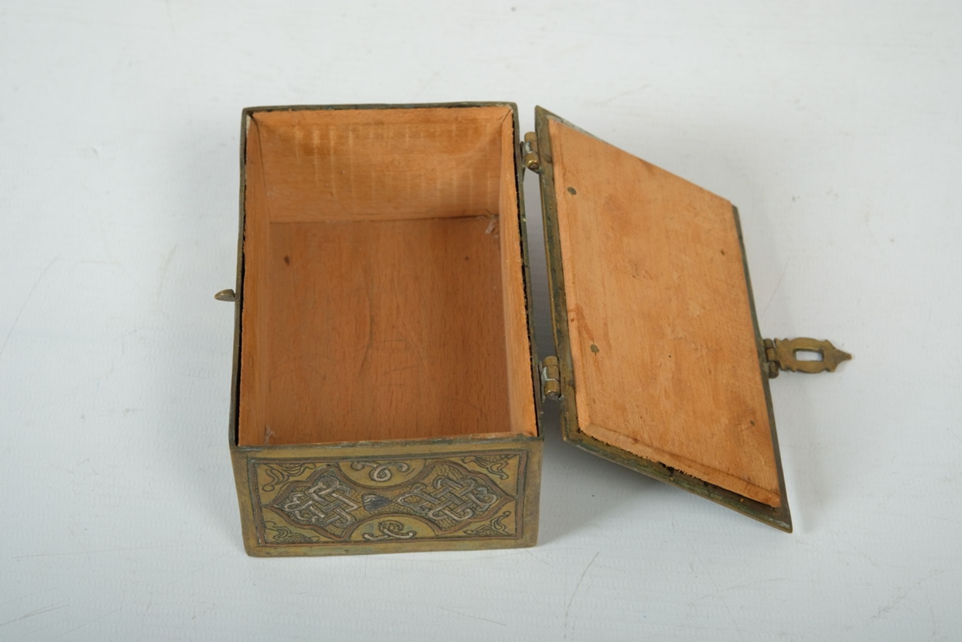 MINIATUR-SCHATZKISTE Orient, Auskleidung aus Holz, äußeres vermutlich aus Messing, orientalisch zis - Image 2 of 2