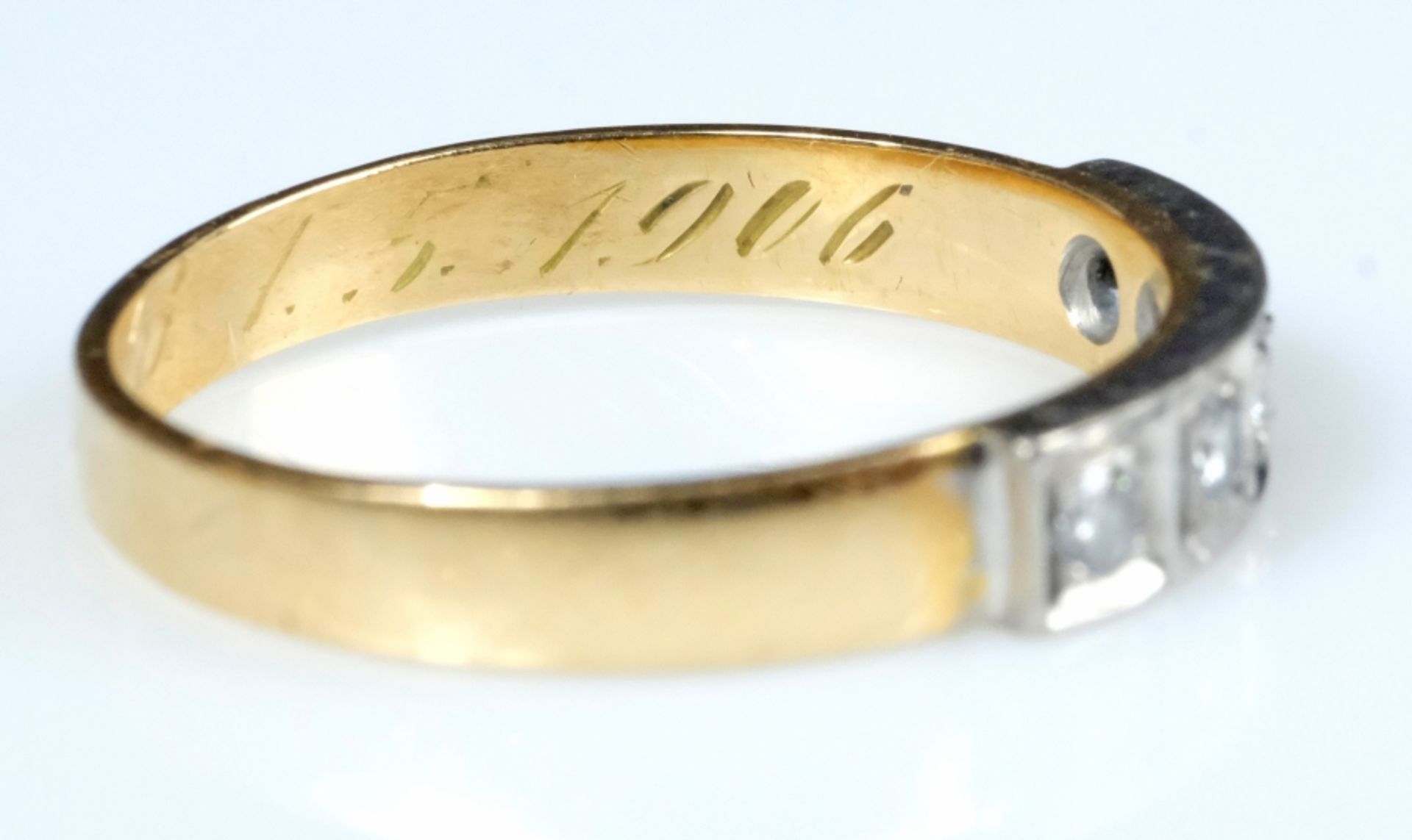 RING mit fünf später aufgesetzten rechteckig gefassten Brillanten, 750 Gelbgold, punziert, Goldschm - Image 4 of 6