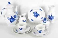 KAFFEESERVICE Royal Kopenhagen, Dekor mit blauen Blumenbouquets, für acht Personen: acht Kaffeegede