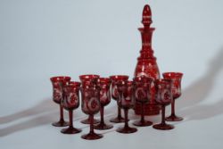 ZEHN LIKÖRGLÄSER MIT KARAFFE, Egermann Manufaktur/Tschechien, farbloses Glas mit Rotbeize, mit Verz