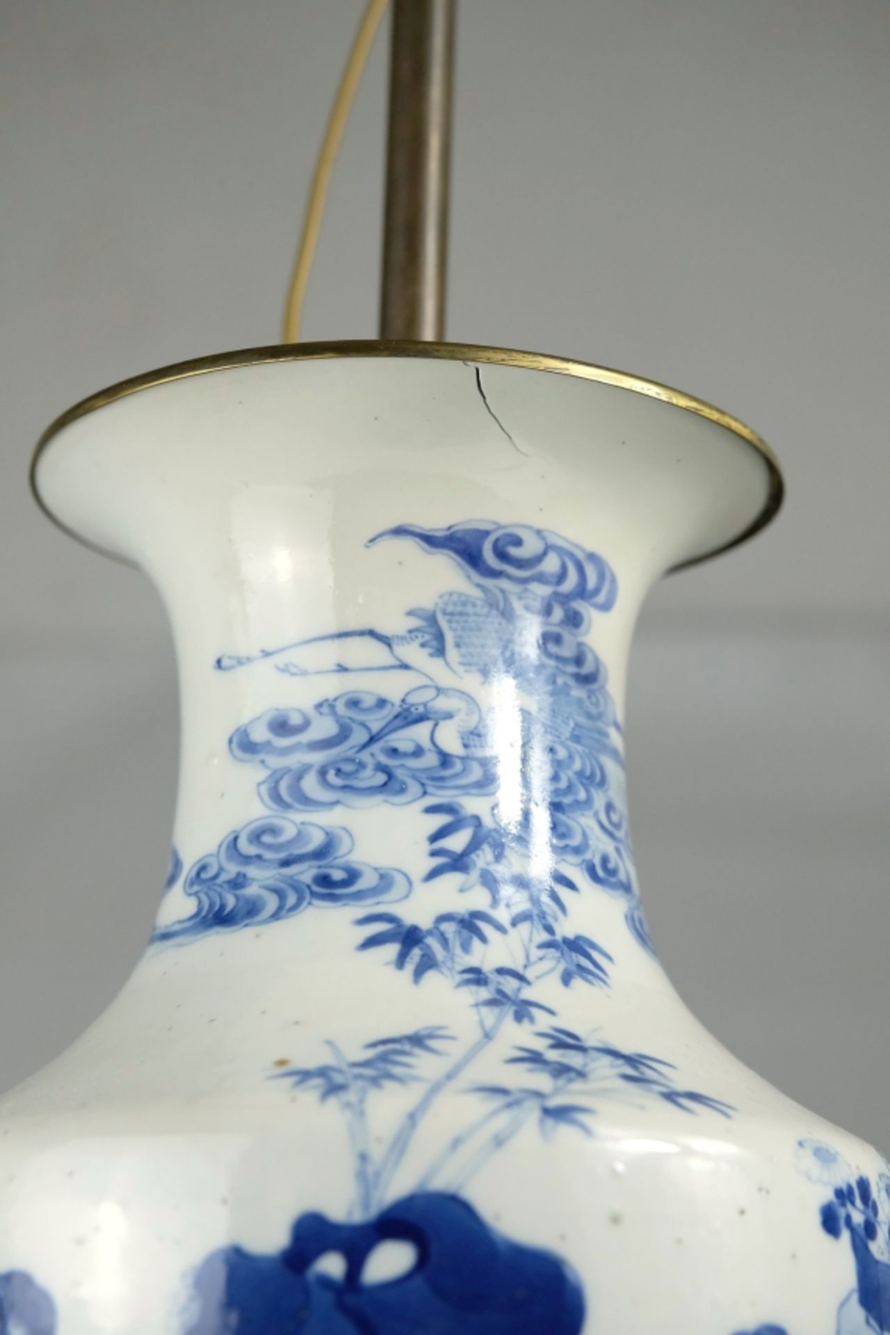 CHINESISCHE VASE mit Montierungen als Tischlampe; großer Riss am Hals; H 43cm - Bild 4 aus 7