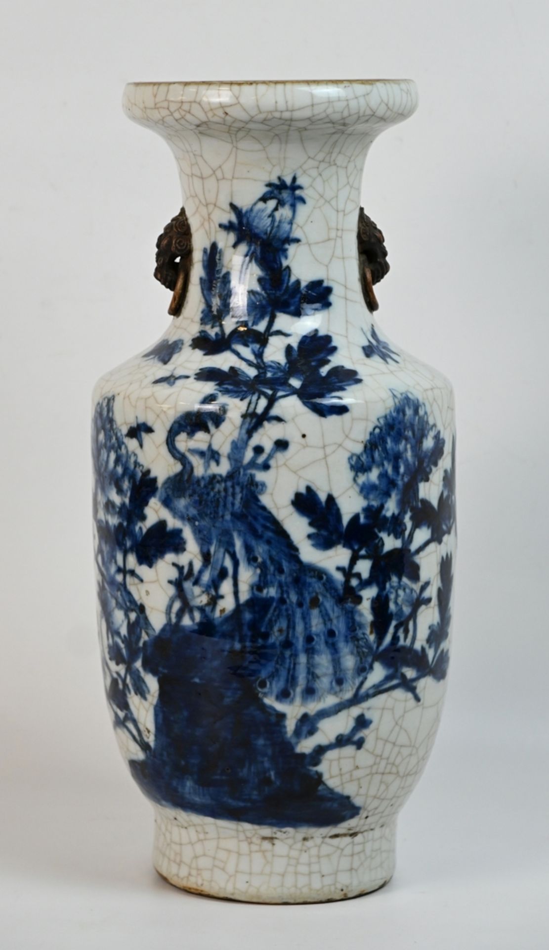 CHINA, Vase, Blaumalerei Pfau in Waldlandschaft, am Hals bronzefarbene Löwenköpfe mit Ringen, Craqu