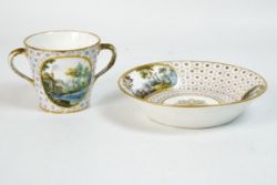 SÈVRES goldverzierte Tasse mit zwei Henkeln und Schale, beides mit Landschaftsbildern handbemalt, j