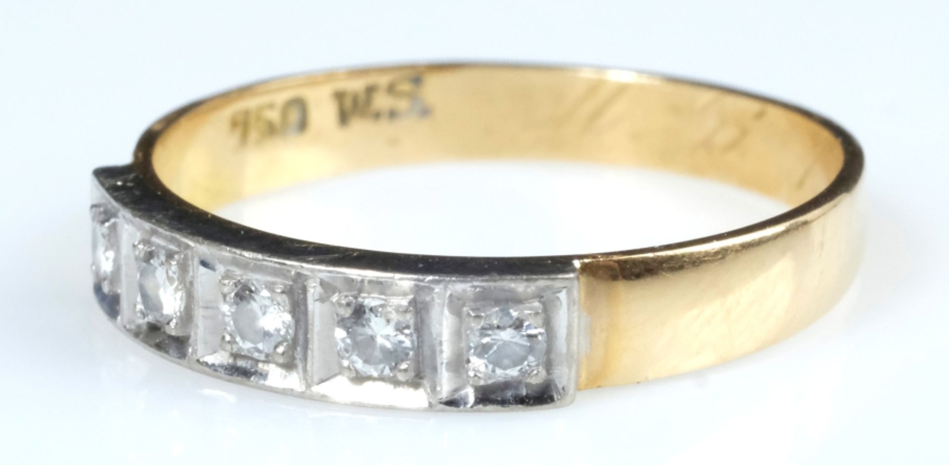 RING mit fünf später aufgesetzten rechteckig gefassten Brillanten, 750 Gelbgold, punziert, Goldschm - Image 2 of 6