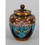 Cloisonné Deckelvase / Deckeldose, Japan, Meiji Zeit.