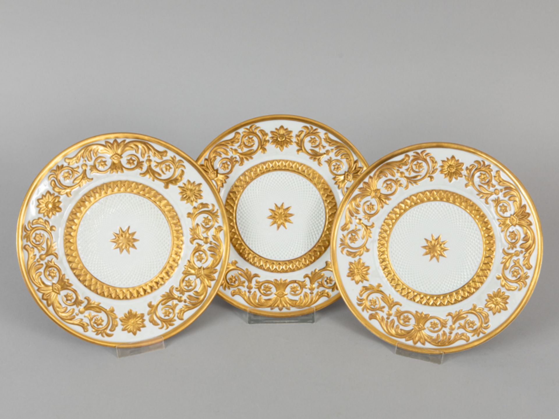 3 Teller mit goldenem Reliefdekor, Meissen, 19./20. Jh. - Image 2 of 8