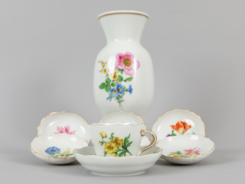 Konvolut Tellerchen, Vase, Mokkatasse mit Blumenmalerei, Meissen, 20. Jh. - Image 5 of 8