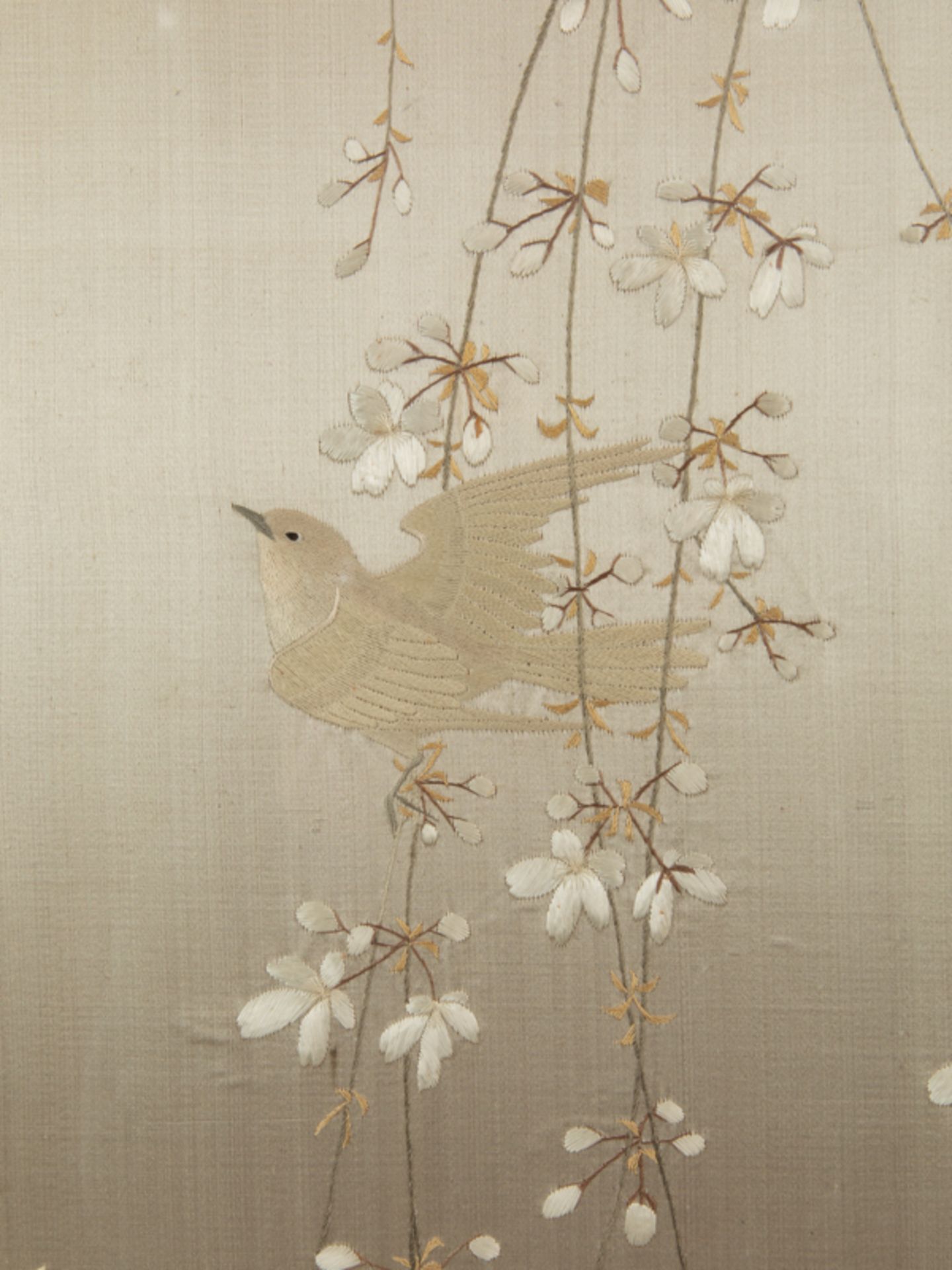 Singvögel in Blütenzweigen, Seidenbild, Japan, Meiji Zeit. - Image 4 of 10